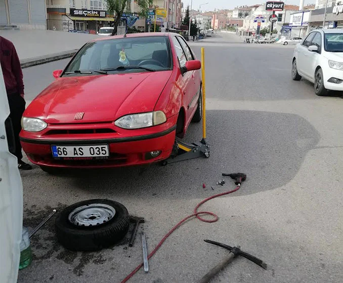 lastik kırmızı araba şehir içi