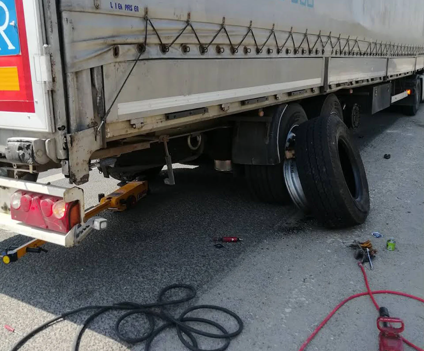 lastik yol yardım tır treyler